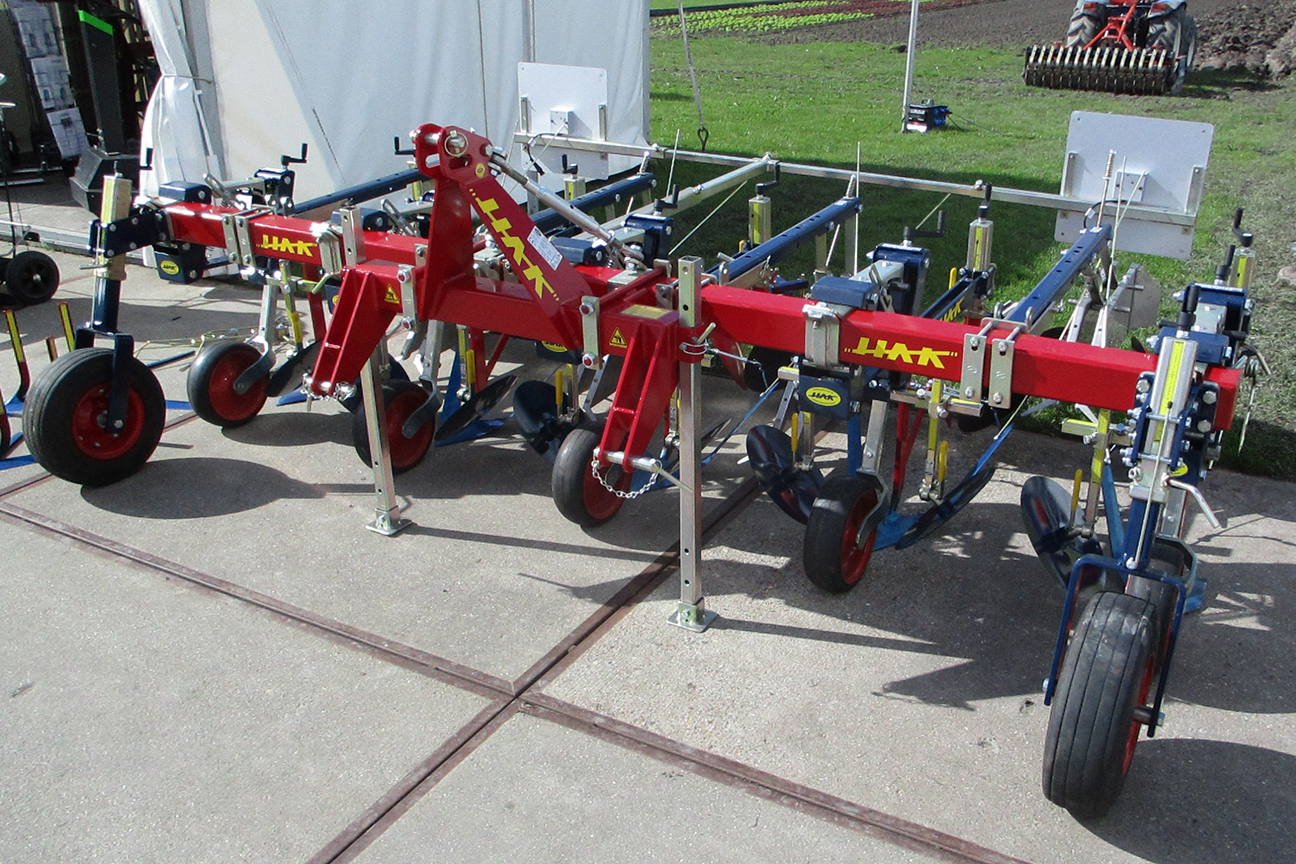 Weeding machinery for tractor with inter-row ridgers